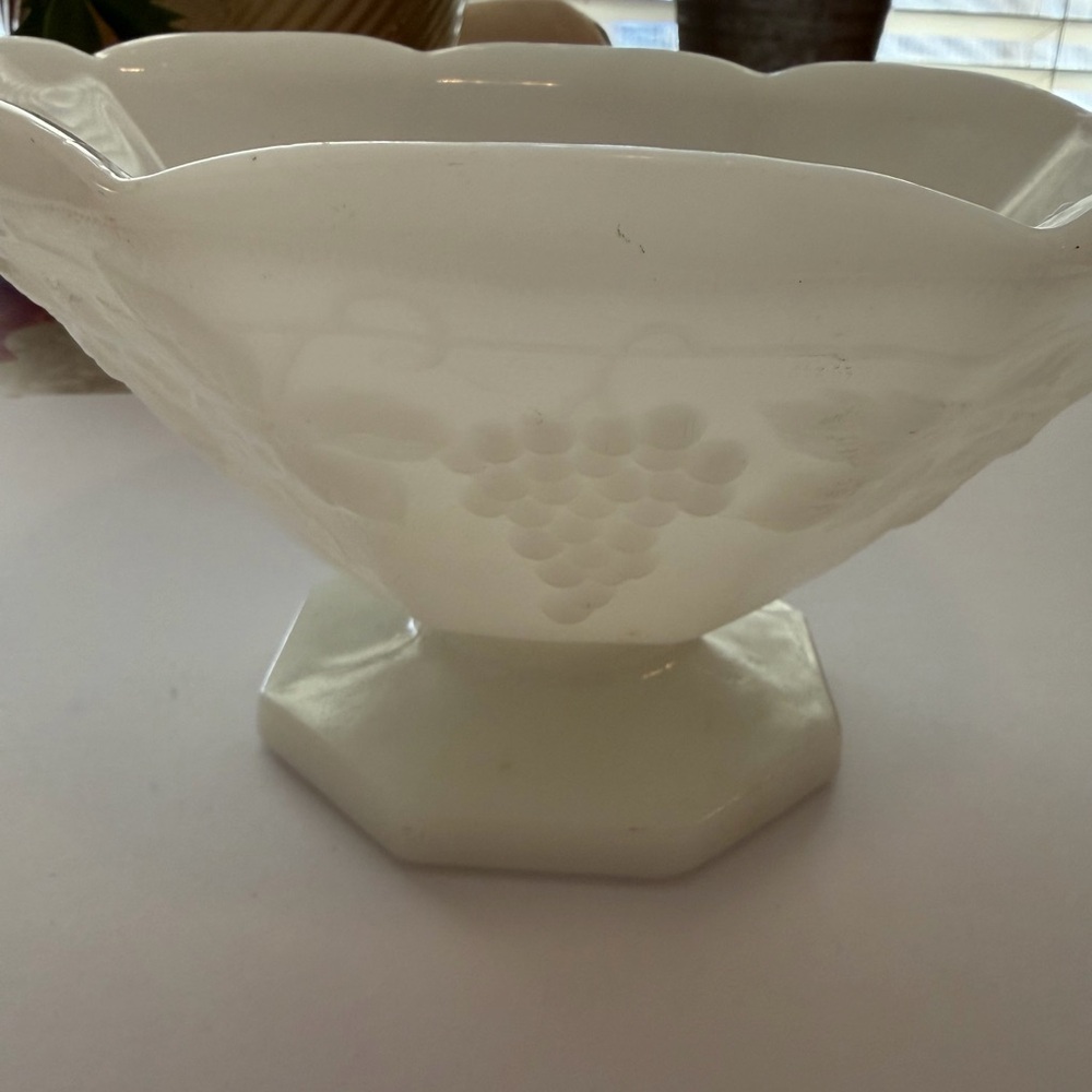 Vintage Anchor Hocking Harvest Grape Milk Glass Pedestal Fruit Bowl - Picture 2 of 9